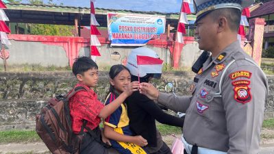 SatLantas Polres Landak Tebar Semangat Nasionalisme Lewat Bendera Merah Putih