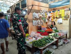 Babinsa Koramil 06/Ngabang Jalin Silaturahmi dengan Pedagang, Ciptakan Pasar Aman dan Nyaman