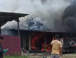 Kebakaran Hebat Dekat PLTD Ngabang, Warga Panik dan Lalu Lintas Macet
