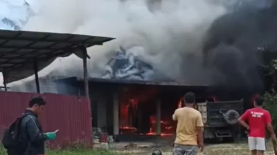 Kebakaran Hebat Dekat PLTD Ngabang, Warga Panik dan Lalu Lintas Macet