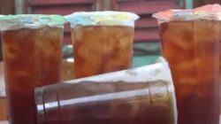 Pedagang Minuman di Ngabang Dilema Harga Plastik Mahal