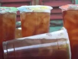 Pedagang Minuman di Ngabang Dilema Harga Plastik Mahal